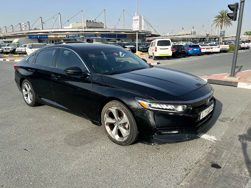 Honda Accord 2018 — photo 1 of 10