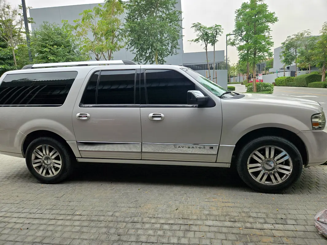 Lincoln Navigator 2011 — photo 1 of 11