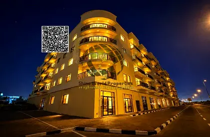 يوفر المبنى مجموعة متكاملة من الخدمات التي تلبي احتياجات السكان، منها مسبح حديث، نادي رياضي مجهز بالكامل، مواقف سيارات