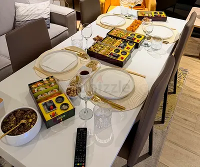 White Modern Dining Table with 4 to 6 - without Chairs - very good Condition. everything for 5000AED