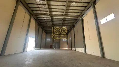 حوطة واسعة مع مستودع / الكهرباء 100/تناسب مختلف الاستخدامات التجارية والصناعية ولتخزين المكشوف