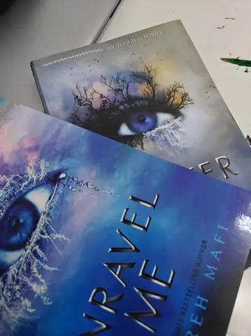 Unravel Me (Delacourt  Shatter Me series) - Paperback Set