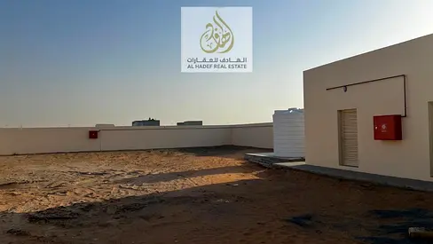 أرض صناعية للإيجار في الصجعة الصناعية – الشارقة | مساحة 14,000 قدم مربع | قريبة من طريق الإمارات العابر | كهرباء 30 كيلو فولت أمبير | مكتب إداري وغرفة