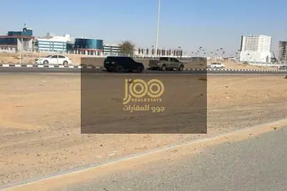 على شارع رئيسي مباشرة [ قطاع الراعفة - القسم الجديد من الصناعية في ام الثعوب وليس ام درع