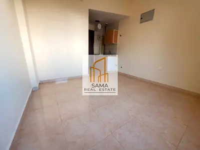 SIDE KITCHEN STUDIO/// WITH SPLIT AC// ONLY FOR FAMILY/// NEAR ROADSIDE CLOSE TO GALAXY MARKET/// RENT JUST 17K ONLY