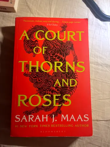A Court of Thorns and Roses - Sarah J. Maas (Paperback)