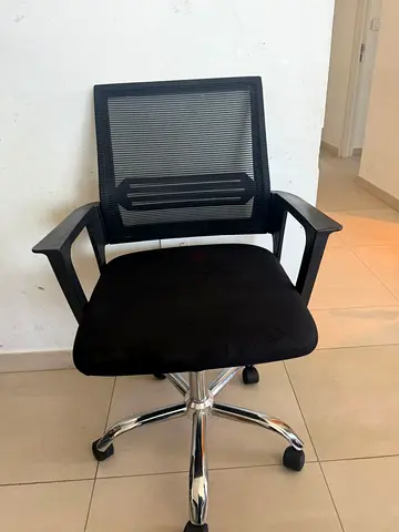 Black Mesh Office Chair with Armrests and Wheels