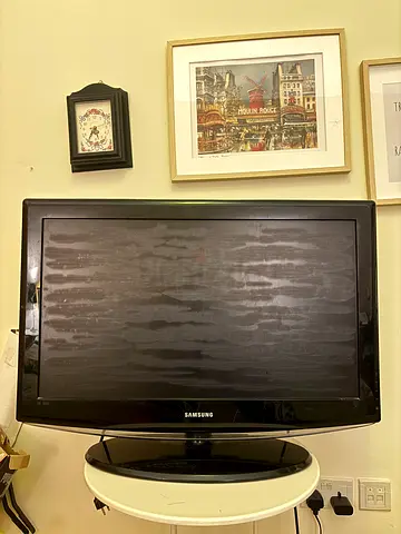 (URGENT SALE) Samsung TV with stand and wall mount