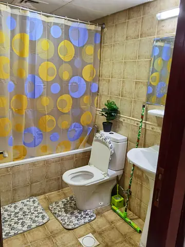 سكن نظيف مقابل صحاري مول وقريب نستو هايبر ماركت شامل الخدمات