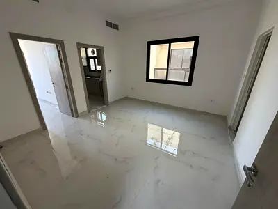 شقة جديدة بالكامل أول ساكن -  2 حمام، غرفة ماستر -  بلكونة، خزائن بالحائط -  ونظام تبريد مركزي.