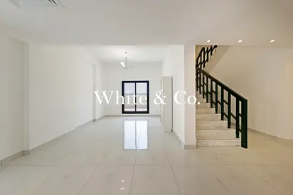 Spacious Duplex I Vacant I Closed Kitchen