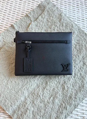 Louis Vuitton takeoff pouch 👝