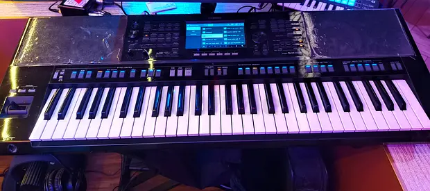 Yamaha sx920 with indian tones Arranger Keyboard with Touchscreen Display - Good Working Condition