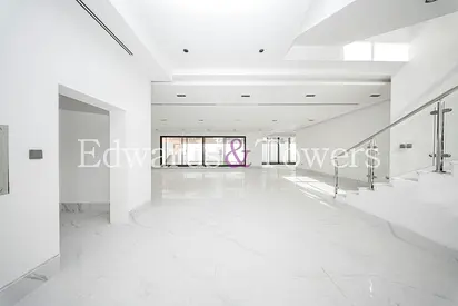 Luxury 5 Bed| Custom Villa|Swimming Pool| Vacant