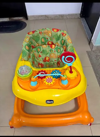 Chicco baby walker with activity tray - perfey condition and clean