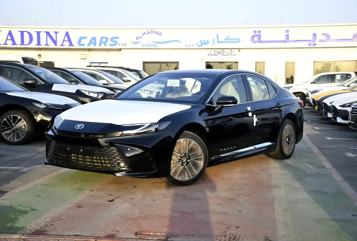 Toyota Camry 2026 — photo 1 of 17
