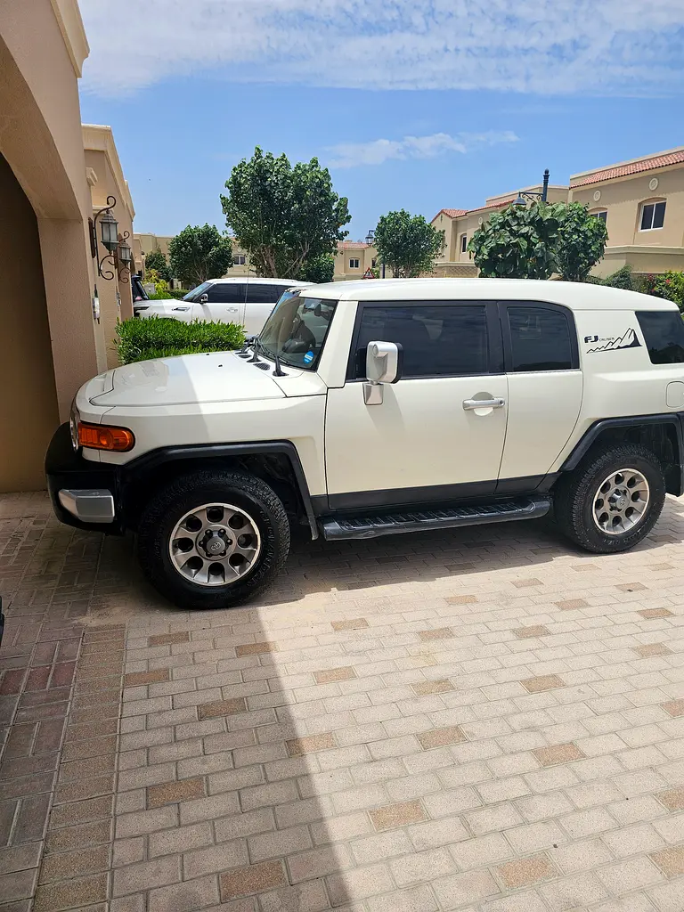 Toyota FJ Cruiser 2012 — photo 1 of 7