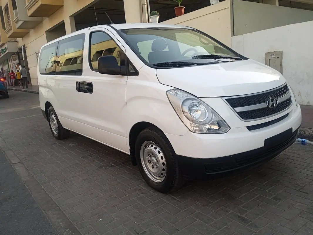 Hyundai H1 2016 — photo 1 of 7