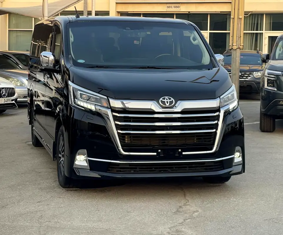 Toyota Granvia 2022 — photo 1 of 19