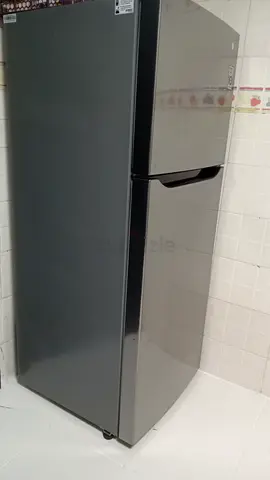 Single-door top-freezer refrigerator in good working condition