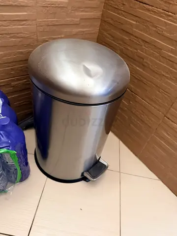 Kitchen trash bin