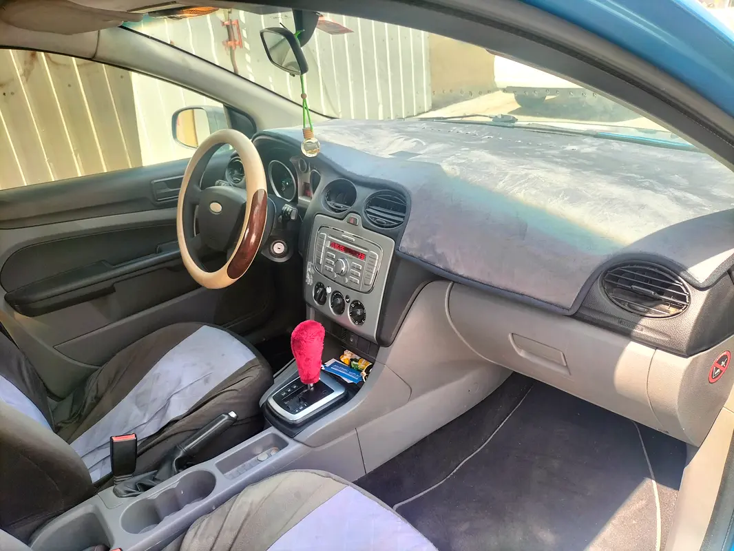 Ford Focus 2010 — photo 1 of 7
