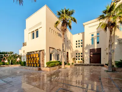 Upgraded 5Bedrooms Villa on The Lake