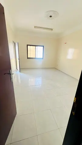 لمواصفات الدخلية: غرفة نوم مريحة، صالة واسعة، مطبخ نظامي، و 2 حمام. الموقع الاستراتيجي: تقع الشقة في منطقة الروضة 2، على مسافة قريبة جداً من شارع ا
