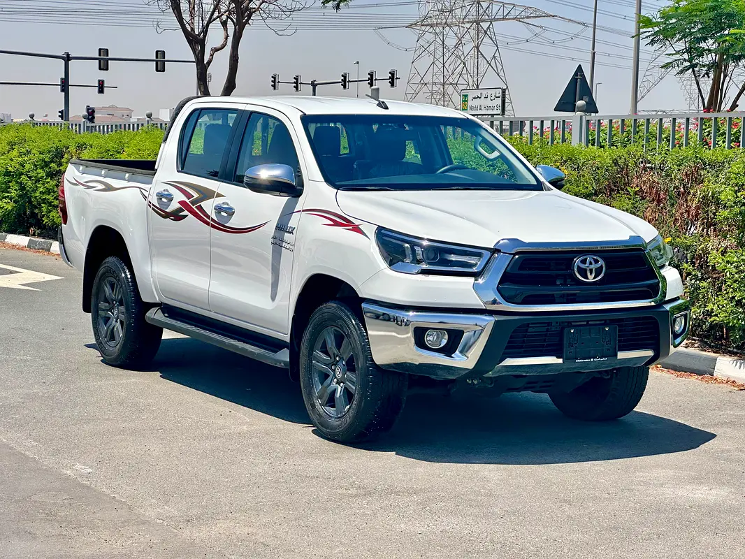 Toyota Hilux 2025 — photo 1 of 9