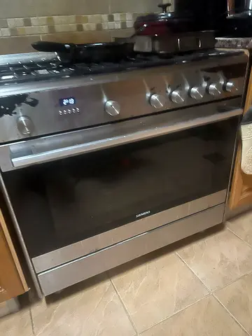 Stainless Steel Samsung Freestanding Gas Cooker with Oven - Good Condition