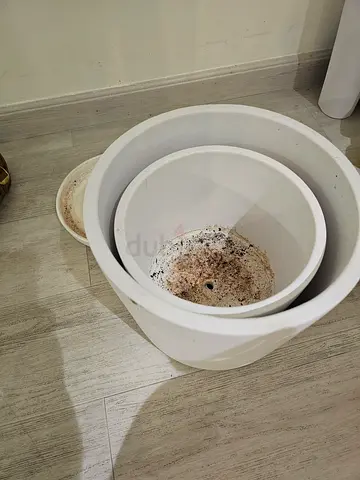 Set of white plastic plant pots (2 pieces) - used