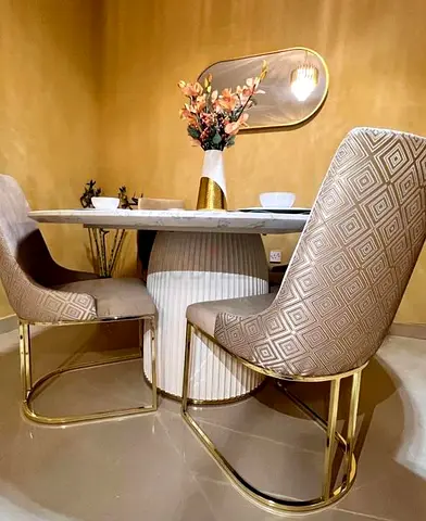 Dining table set for sale in excellent condition.
Includes 1 table and 5 chairs.
Modern and elegant