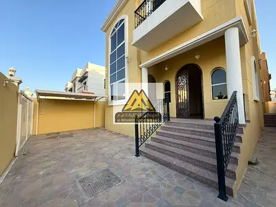 موقع مميز | فيلا فاخرة | تصميم راقٍ ومساحات واسعة | مطبخ مجهز | صالة كبيرة | مجلس أنيق | غرفة خادمة | تشطيبات ممتازة | سكن عائلي راقٍ وهادئ