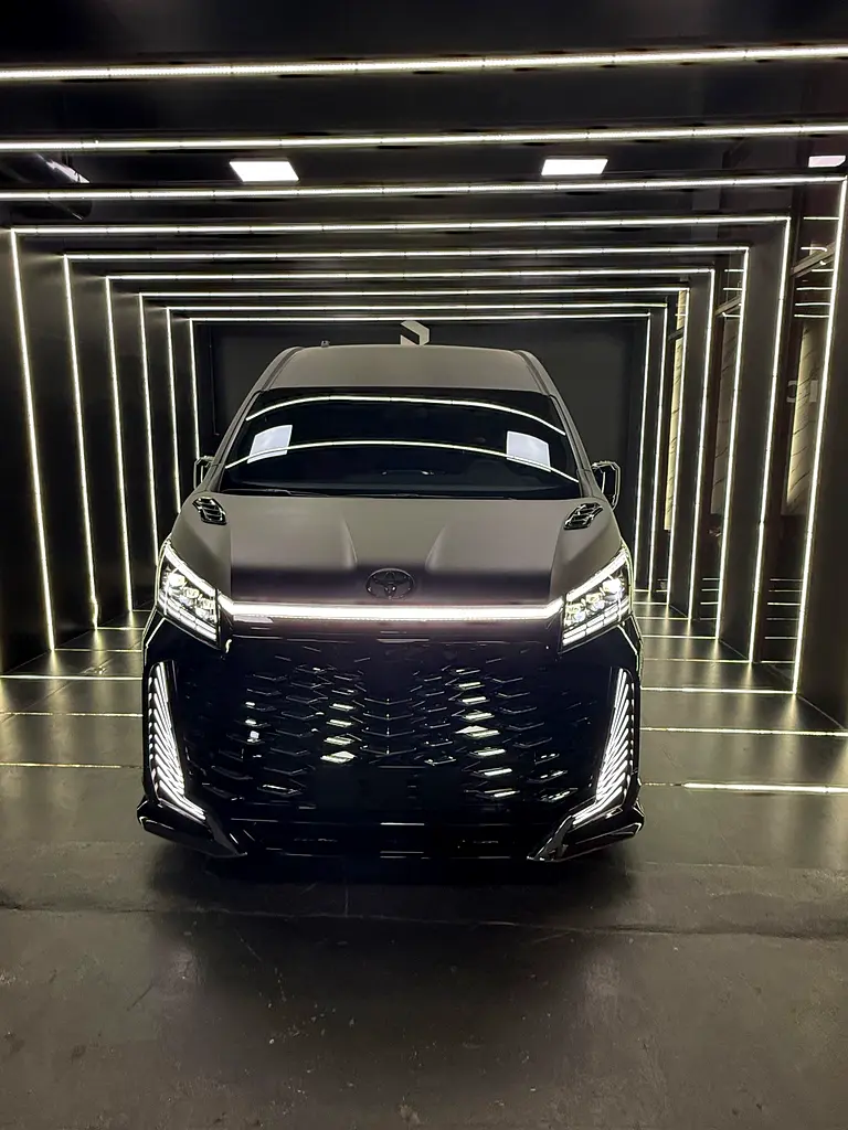 Toyota Hiace 2025 — photo 1 of 15