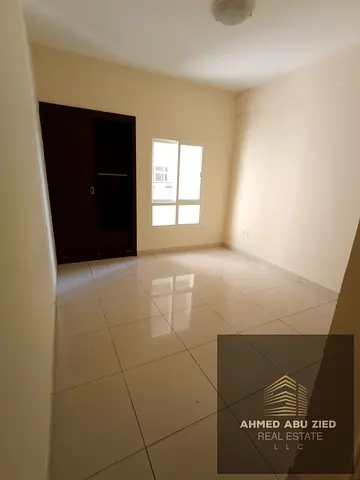 غرفتين منهم غرفة ماستر صالة كبيرة منفصلة مطبخ واسع 2 حمام بلكون اطلالة مفتوحة خزائن حائط جيم مسبح باركن خاص تسهيلات في الدفع قريب لمخرج دبي الشارقة