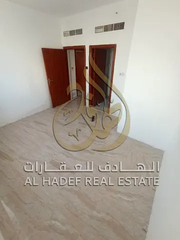 للإيجار بمنطقة الخان ✨ عقد عزاب صريح 🏡 شقة 3 غرف وصالة مع بلكونة بمساحات ممتازة وتشطيب مميز، تقع في موقع حيوي قريب من جميع الخدمات والمطاعم والمواصل