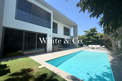 Upgraded Corner Villa | Big Garden | Appliances inc
