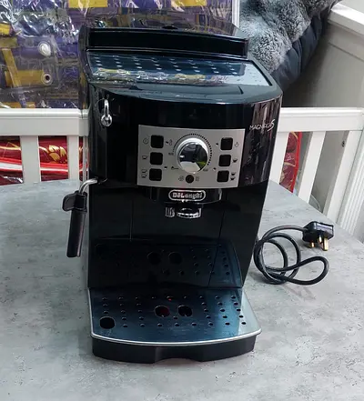 DeLonghi Magnifica Espresso Coffee Machine - Fully Automatic, Good Condition