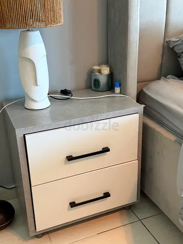 Queen bed + mattress 2 sides+ 1 another mattress + 2 side tables  *