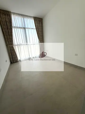 شقة جديدة كلياً بثلاث غرف نوم مع شرفة مطلة على المسبح للإيجار في منطقة الممشى، الشارقة