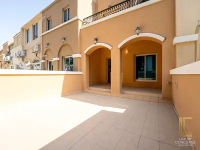 UNIQUE MULTIPLE LAY-OUT SPACIOUS TOWNHOUSE