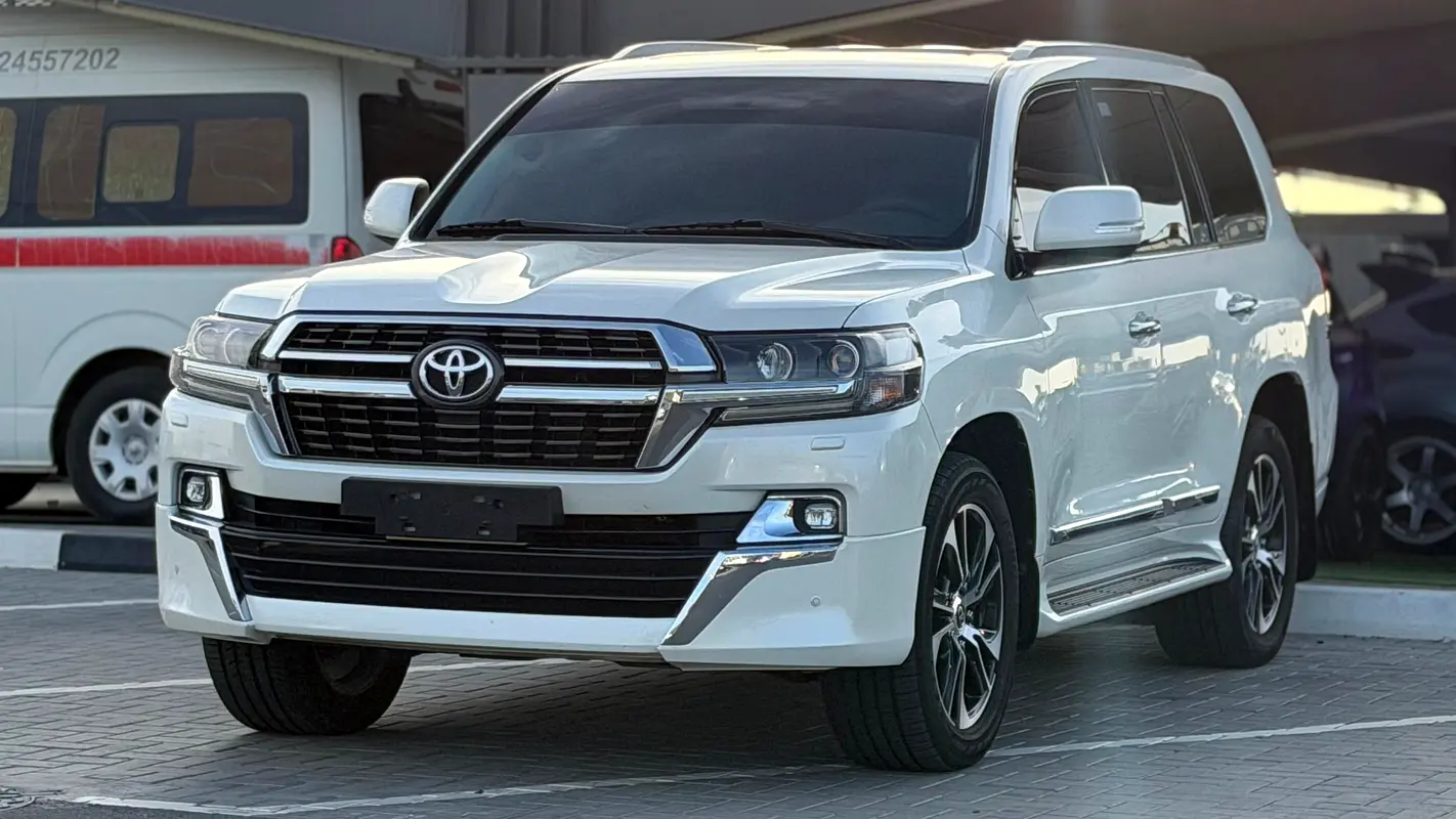 Toyota Land Cruiser 2021 — photo 1 of 16