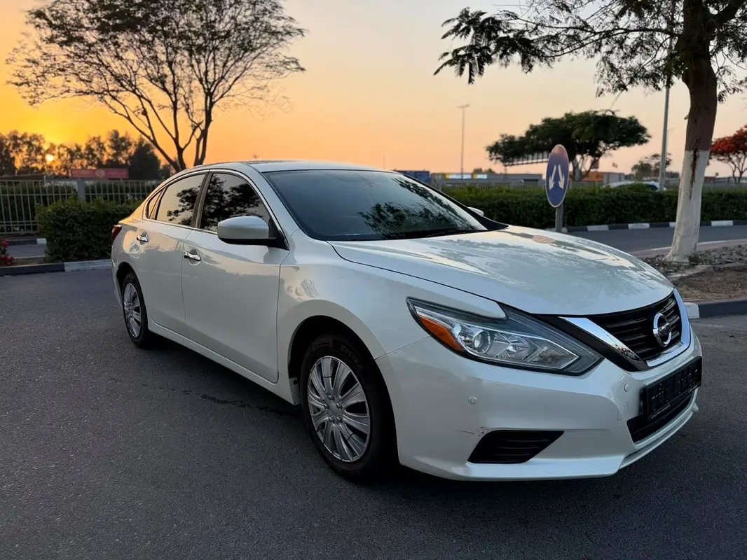Nissan Altima 2018 — photo 1 of 9