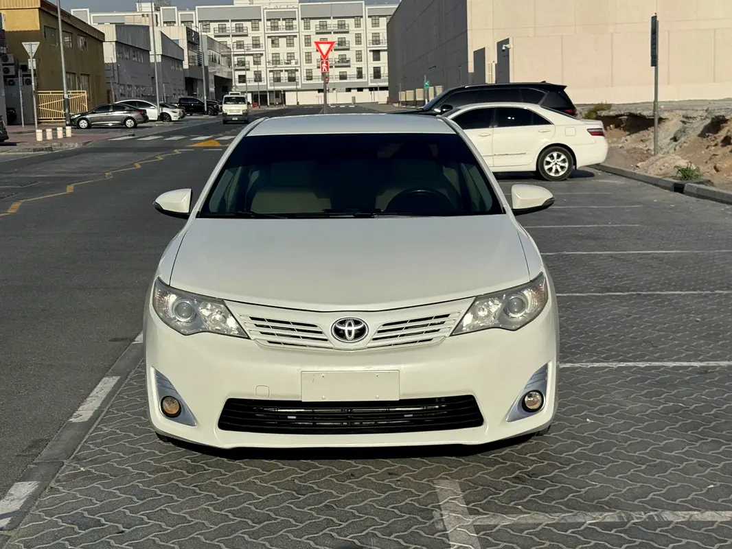 Toyota Camry 2014 — photo 1 of 14
