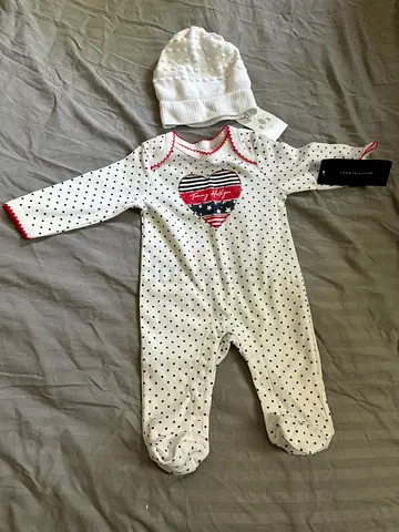 Newborn white polka dot footed sleepsuit with matching hat (brand new)- 0-3 months