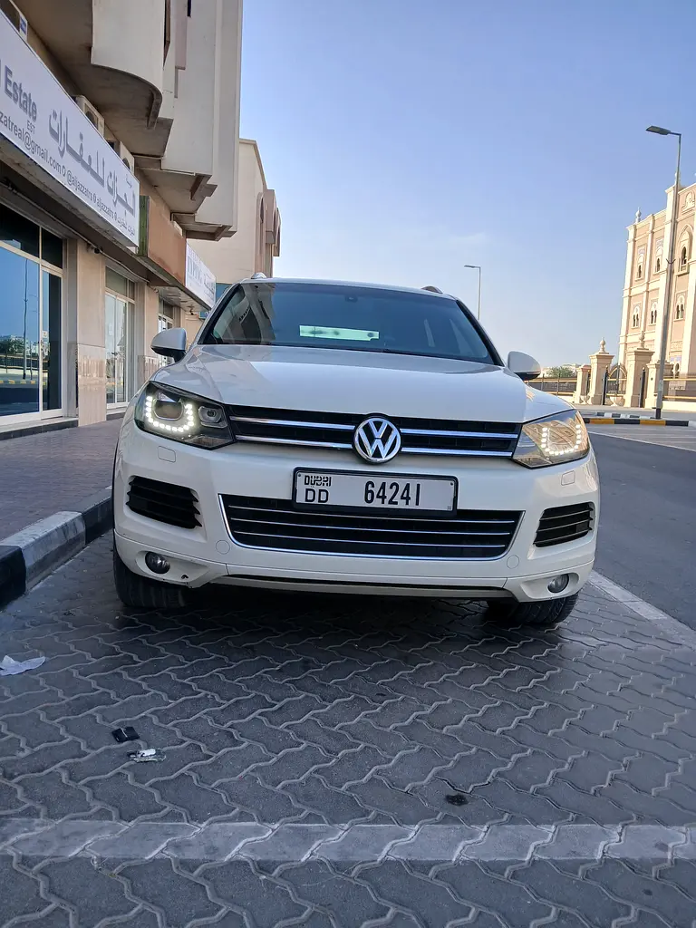 Volkswagen Touareg 2012 — photo 1 of 9