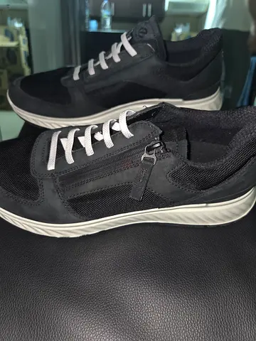 Ecco Black casual sneakers with side zipper – lightly used