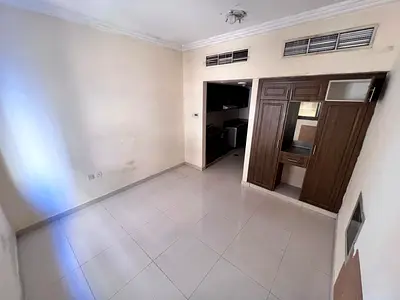 بسعر ممتاز جدا مع مطبخ شبهه منفصل موقع متميز جدا مع خزانات ف الحائط مع صيانه فري