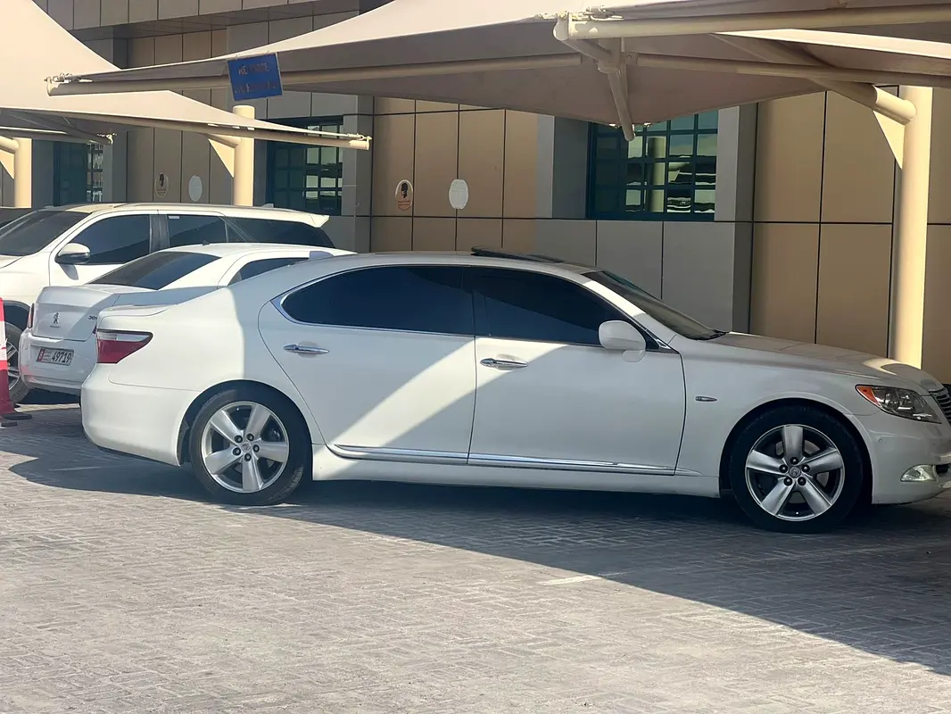 Lexus LS-Series 2008 — photo 1 of 8