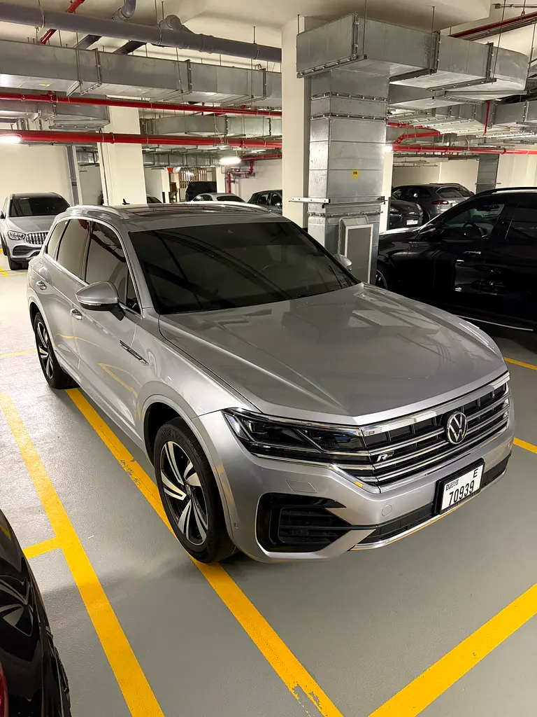 Volkswagen Touareg 2021 — photo 1 of 6